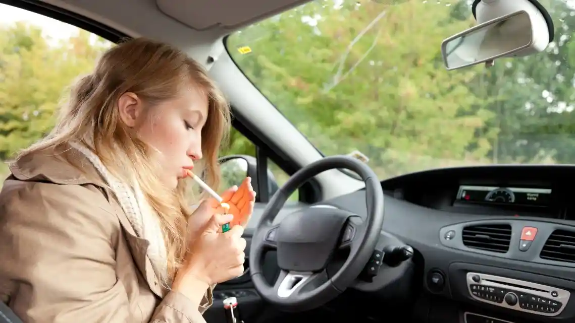 Foto - Simak Kerugian Besar Mengemudi Sambil Merokok Berikut ini