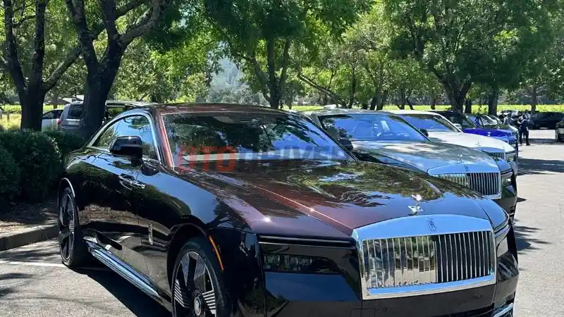 Foto - Rolls-Royce Spectre Laku Keras. Indennya Sampai 2025