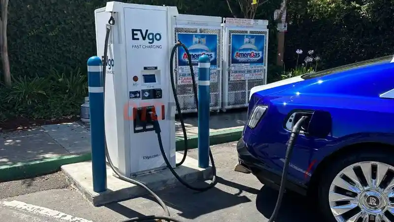 Foto - Spectre, Tonggak Bersejarah Bagi Rolls-Royce