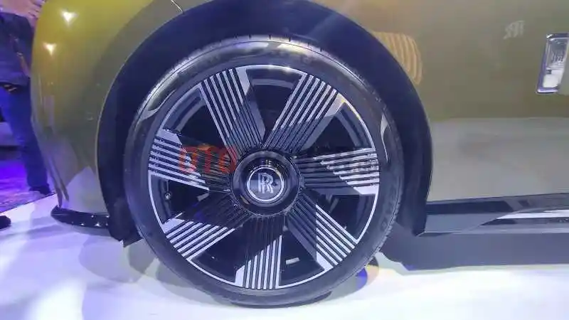 Foto - Rolls-Royce Spectre, Hantu Modern Yang Benar-Benar Senyap