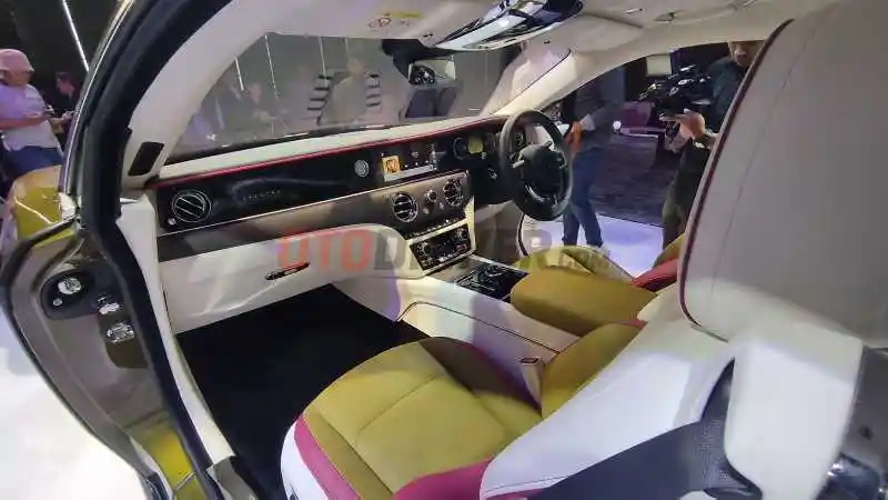 Foto - Rolls-Royce Spectre, Hantu Modern Yang Benar-Benar Senyap