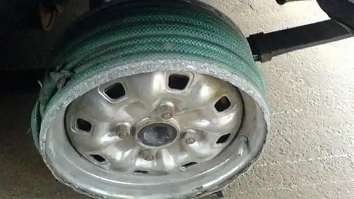 Foto - Gambar Lucu: Mengganti Part Seadanya Saat Darurat