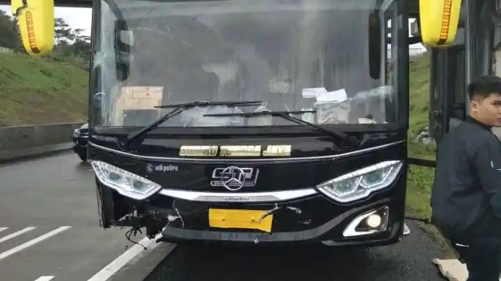 Foto - Baru Mulai Berdinas, Bus UHD PO Sudiro Tungga Jaya Sudah 'Terluka'