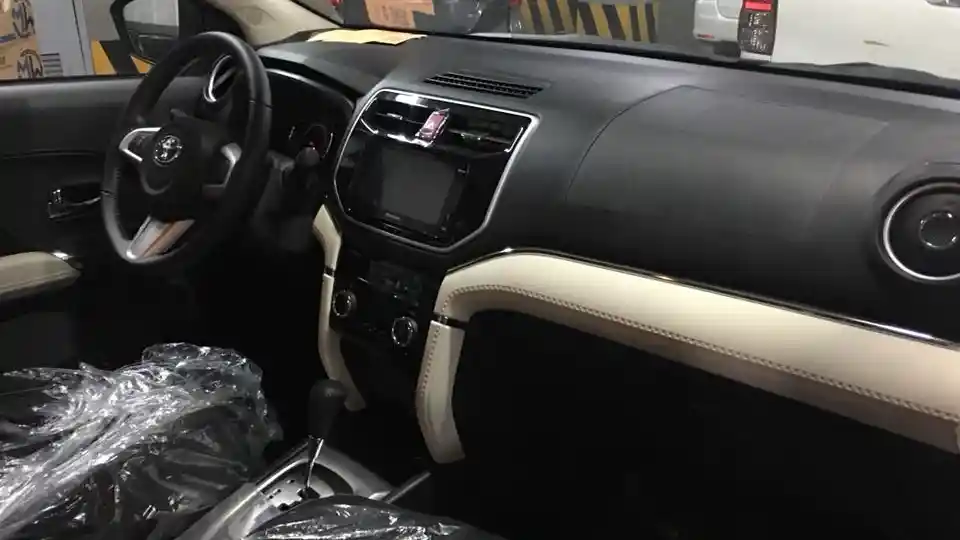 Foto - Toyota Rush Versi Setir Kiri Dapat Varian 5 Seater, Ini Bocoran Harganya (12 Foto)