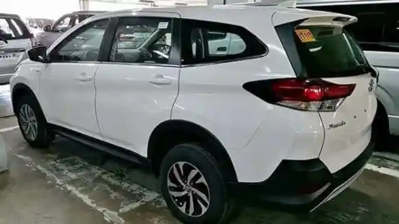 Foto - Toyota Rush Versi Setir Kiri Dapat Varian 5 Seater, Ini Bocoran Harganya (12 Foto)