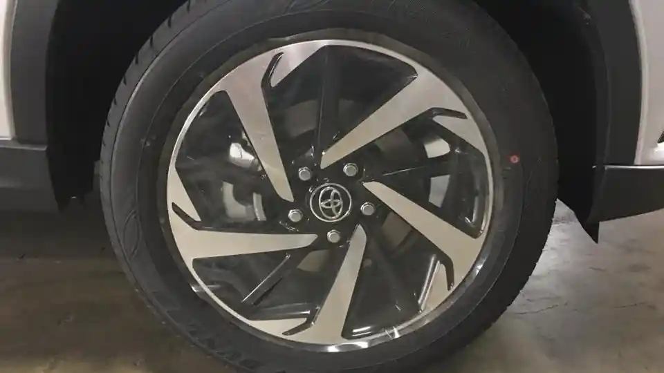 Foto - Toyota Rush Versi Setir Kiri Dapat Varian 5 Seater, Ini Bocoran Harganya (12 Foto)