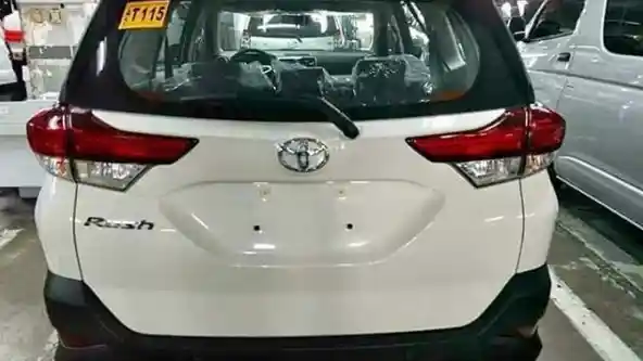 Foto - Toyota Rush Versi Setir Kiri Dapat Varian 5 Seater, Ini Bocoran Harganya (12 Foto)