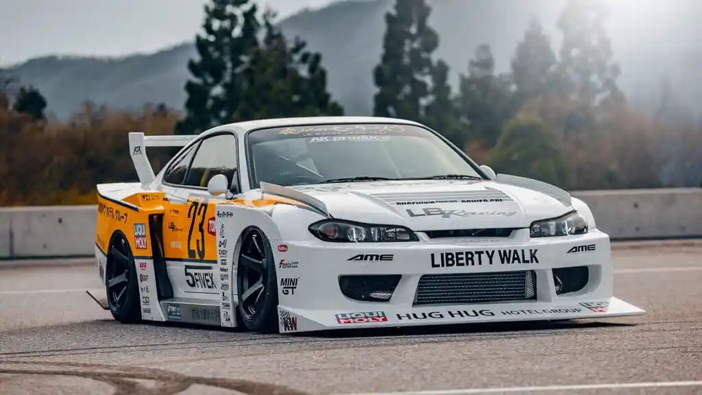 Foto - Modifikasi Truk Mitsubishi Fuso Ala Liberty Walk