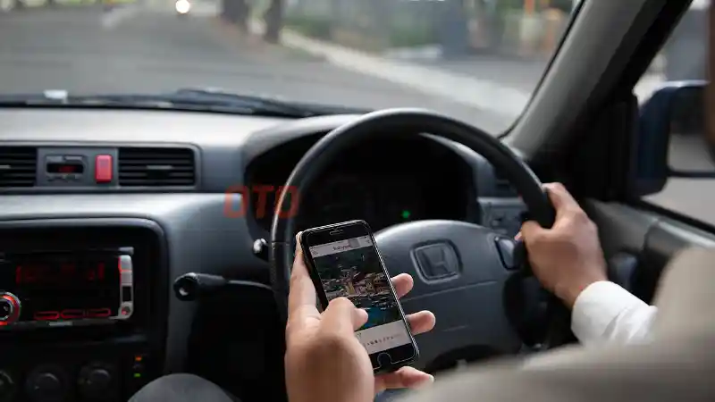 Foto - 10 Hal yang Ganggu Konsentrasi Mengemudi, GPS Tidak Termasuk