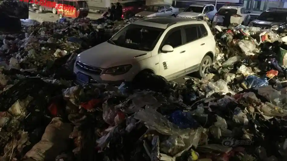 Berita - Mobil Ini Ditimbun Sampah Gara-gara Parkir Sembarangan