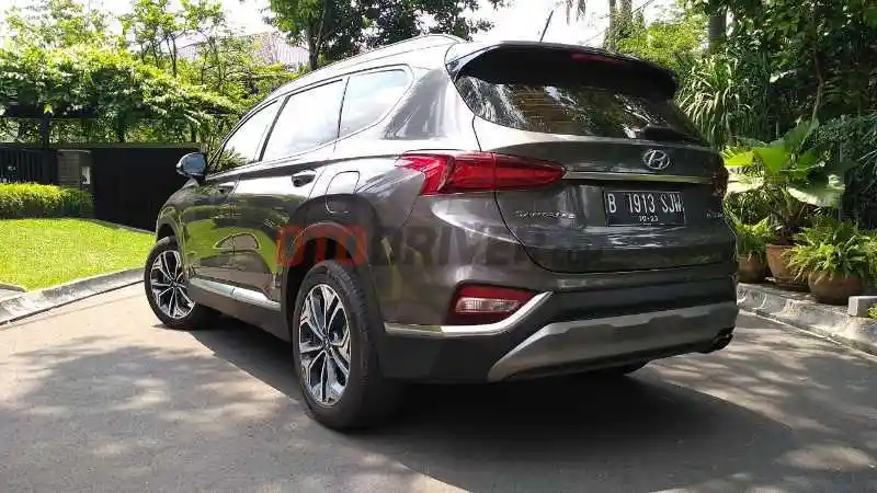 Foto - Hyundai Santa Fe Bisa Dicicil Mulai Rp 8 Jutaan, Berapa Angsuran Pertamanya?