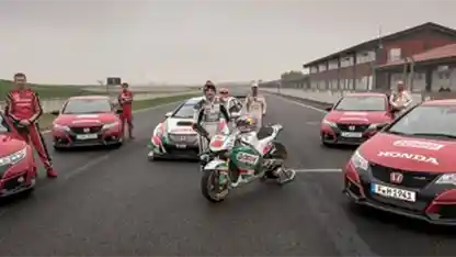 Berita - VIDEO: Motor Marc Marquez Tarung Dengan Honda Civic Type R