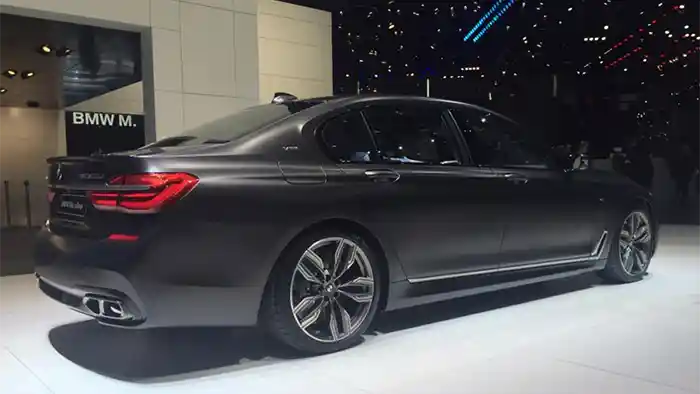 Foto - Sambutlah BMW M760Li Bermesin V12 Dari Rolls-Royce