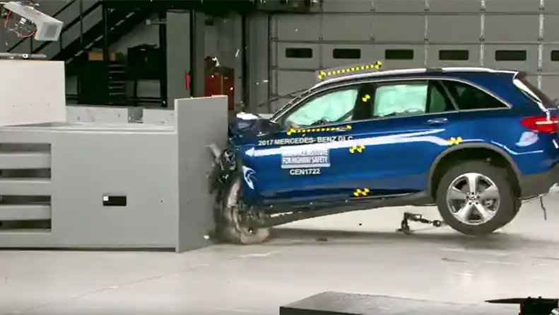 Foto - VIDEO: Crash Test Mercedes-Benz GLC 2017 (IIHS)