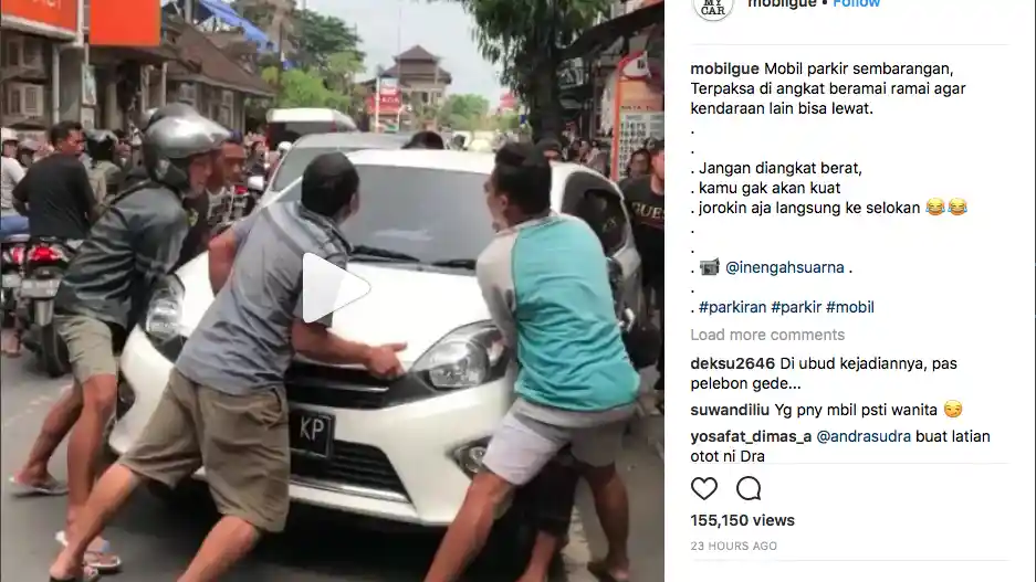 Foto - Ada Toyota Agya Parkir Sembarangan, Ini yang Dilakukan Warga