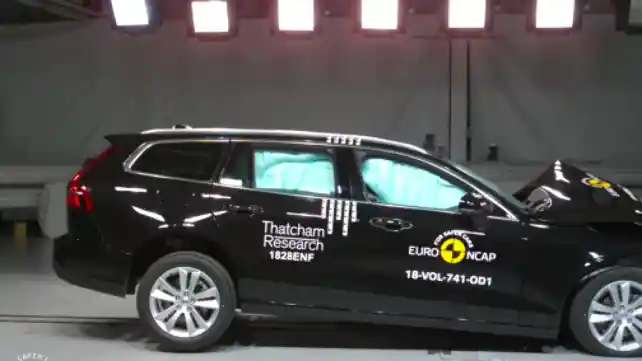 Crash Test - VIDEO: Crash Test Volvo V60 2018
