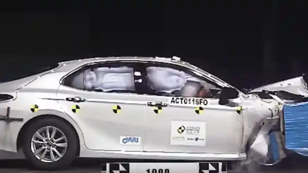 Crash Test - VIDEO: Crash Test Toyota Camry 2019 (ASEAN NCAP)