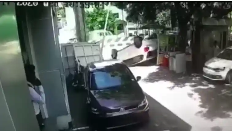 Berita - VIDEO: Sebuah Volkswagen Polo Gress Terguling di Dealer