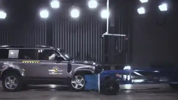 Foto - VIDEO: Crash Test Land Rover Defender (Euro NCAP)