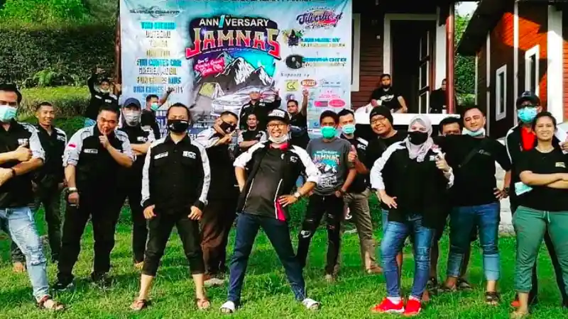 Foto - Komunitas Mobil Berkelir Silver Rayakan Hari Jadi Yang Pertama