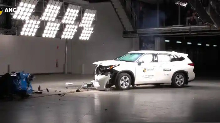 Crash Test - VIDEO: Crash Test Toyota Kluger (ANCAP)