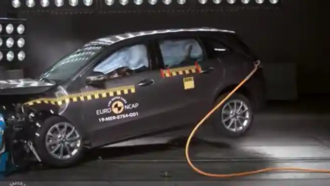 Foto - VIDEO: Crash Test Mercedes-Benz GLA-Class (Euro NCAP)