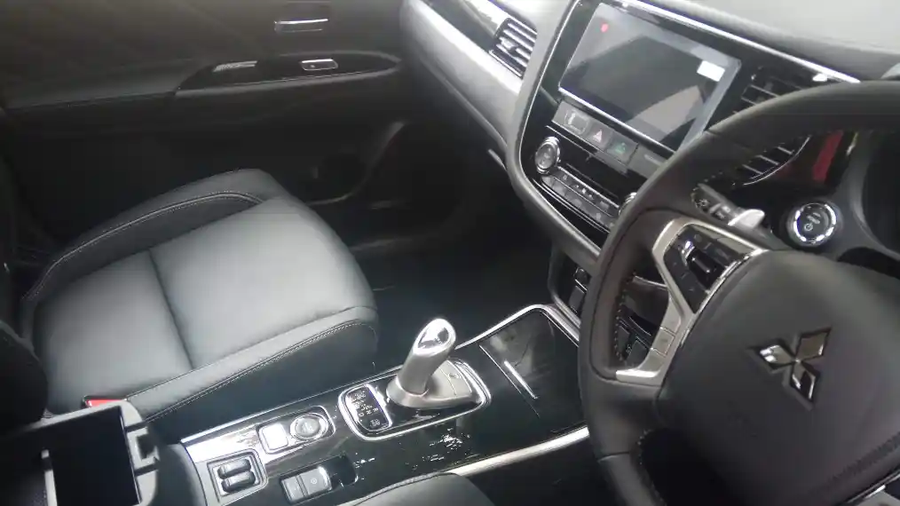 Foto - Profil Mitsubishi Outlander PHEV dan i-Miev Untuk Kemenperin