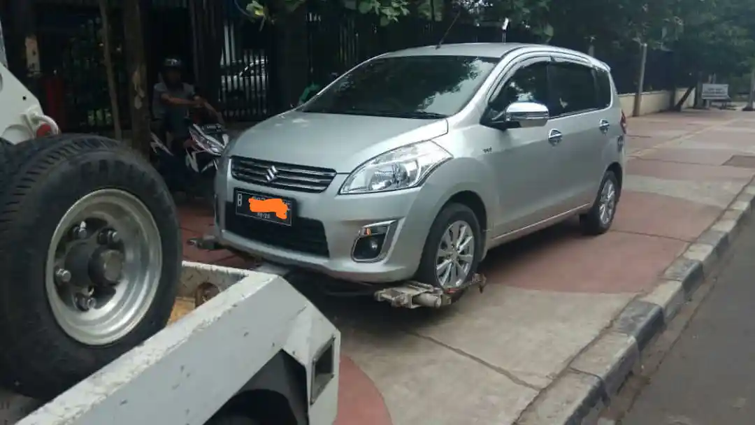 Berita - Awas! Malam Tahun Baru Mobil Bisa Diderek Petugas