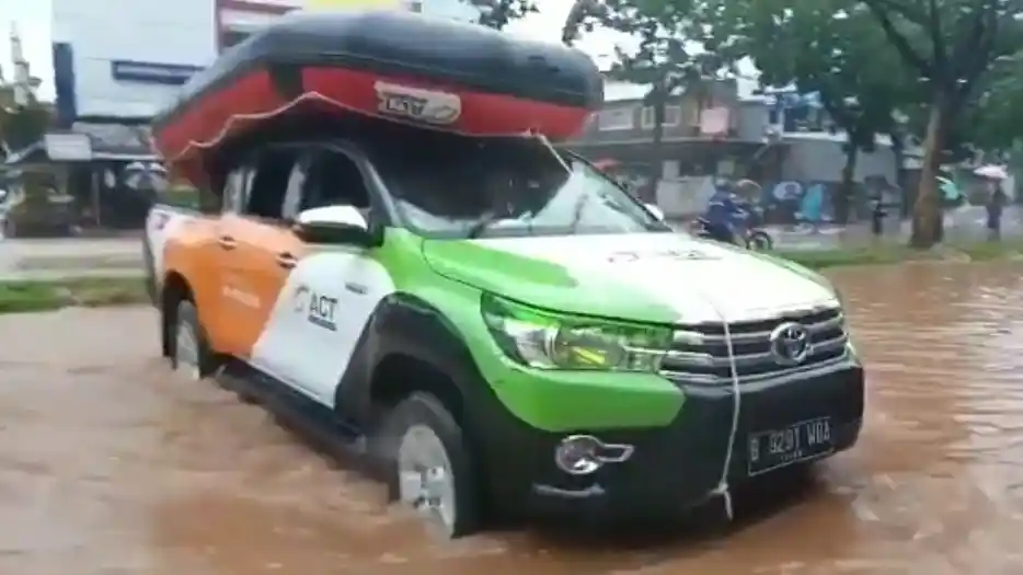 Foto - ACT Siapkan Armada Bantuan Banjir, Mulai Ambulans Sampai Food Truck