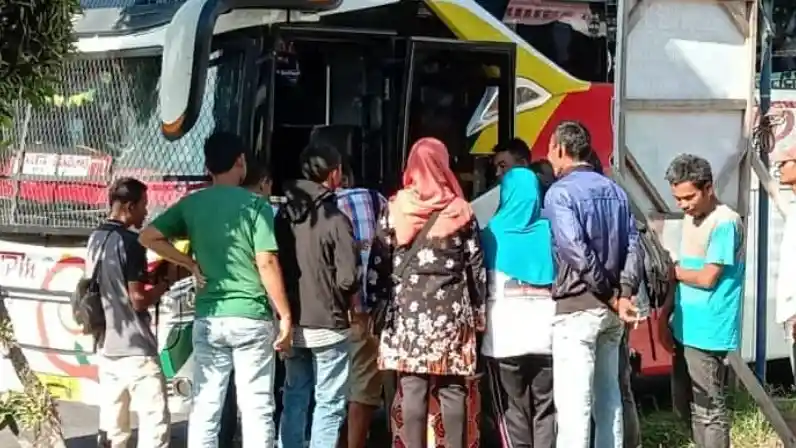 Berita - Mengharukan! Bus NPM Bawa Pemuda Terlantar Bertemu Keluarga