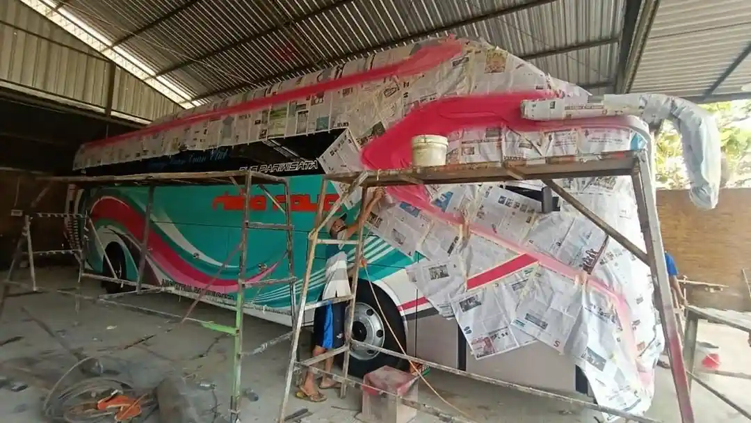 Foto - Baru Keluar Karoseri Bus Rimba Raya Sudah Masuk Bengkel Lagi, Kenapa?