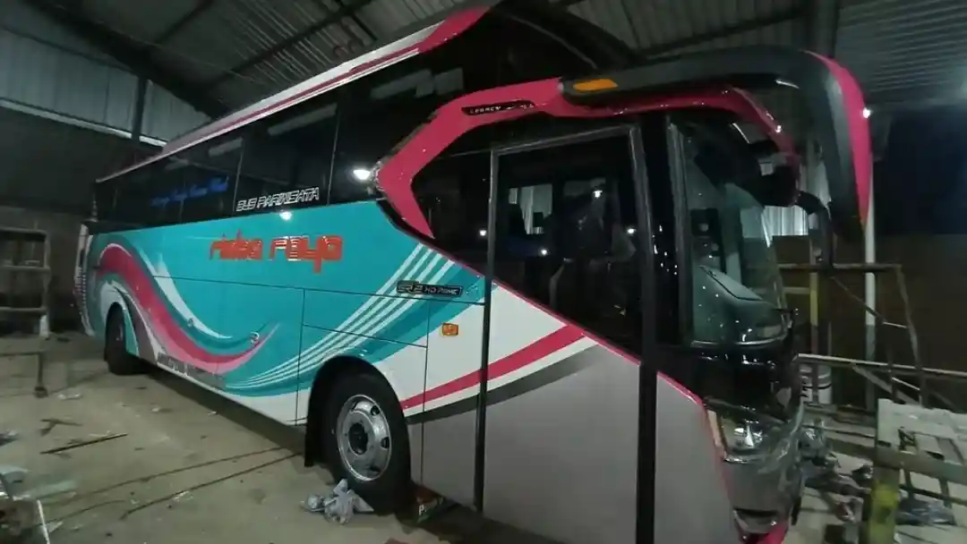 Foto - Baru Keluar Karoseri Bus Rimba Raya Sudah Masuk Bengkel Lagi, Kenapa?