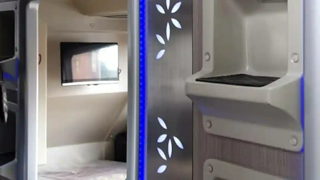 Foto - Bus Sleeper Class Adi Putro Mulai Terkuak!