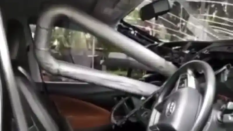 Foto - Innova Tabrak Pagar. Airbag Gagal Mengembang. Ini Jawaban Toyota.