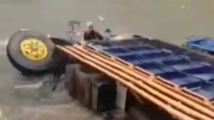 Foto - Insiden Truk Gagal Masuk Kapal, Ini Antisipasinya