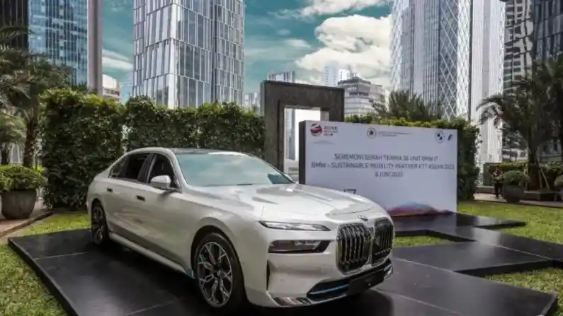 Berita - Dukung KTT ASEAN Plus, Sebanyak 36 Unit BMW i7 xDrive60 Gran Lusso Diserahkan ke Pemerintah