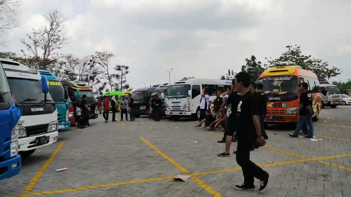 Berita - Konvoi Puluhan Microbus Isuzu Elf Keliling Kota Meriahkan Jambore Perdana EMCI di Solo