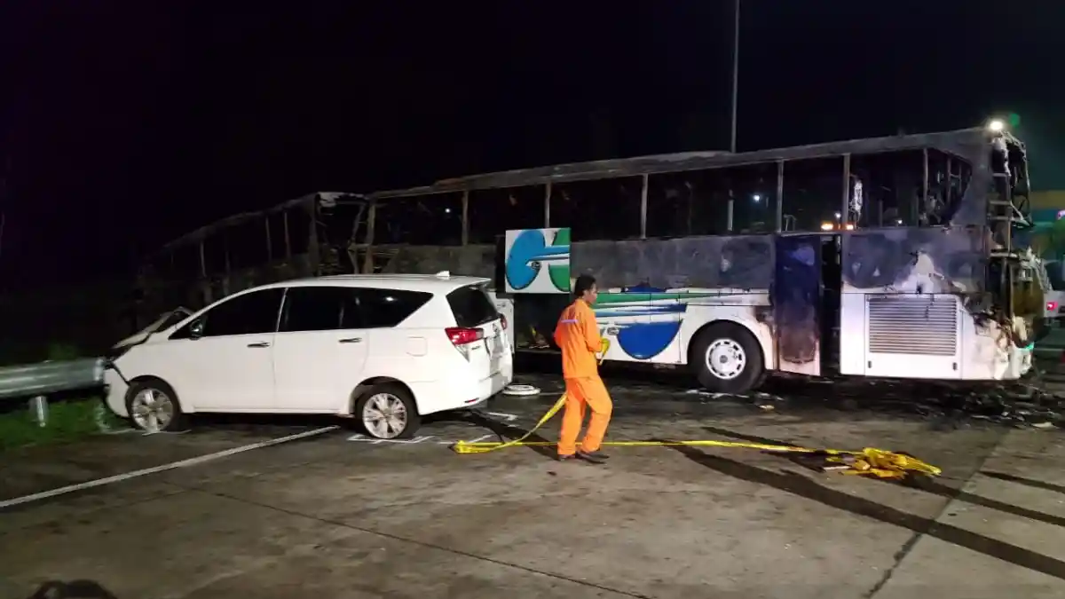 Berita - Kecelakaan Beruntun Di GT Kalikangkung, Dua Bus Malam Terbakar Hebat