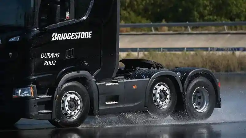 Truk - Ban Truk Bridgestone Duravis R002 Unggul di Medan Basah
