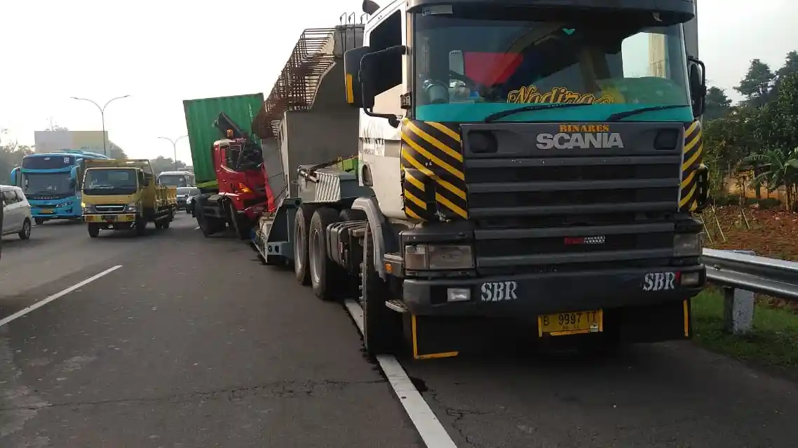 Berita - Contra-Flow Jadi Solusi Atasi Macet Pasca Insiden Truk Di Jagorawi 