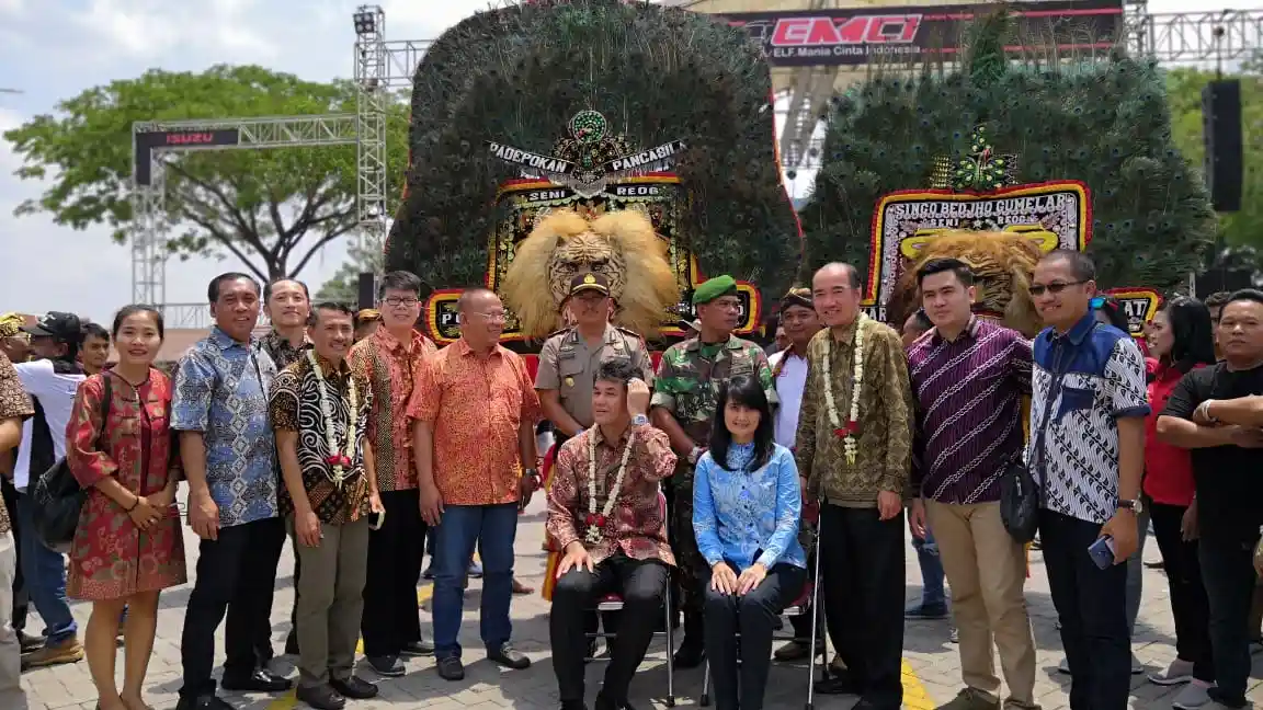 Foto - Konvoi Puluhan Microbus Isuzu Elf Keliling Kota Meriahkan Jambore Perdana EMCI di Solo