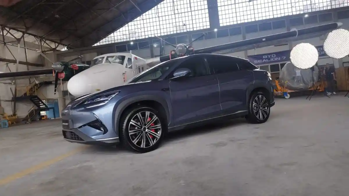 Foto - Toyota bZ4X Touring vs BYD Sealion 7, Adu SUV Listrik AWD Rp 800 Jutaan