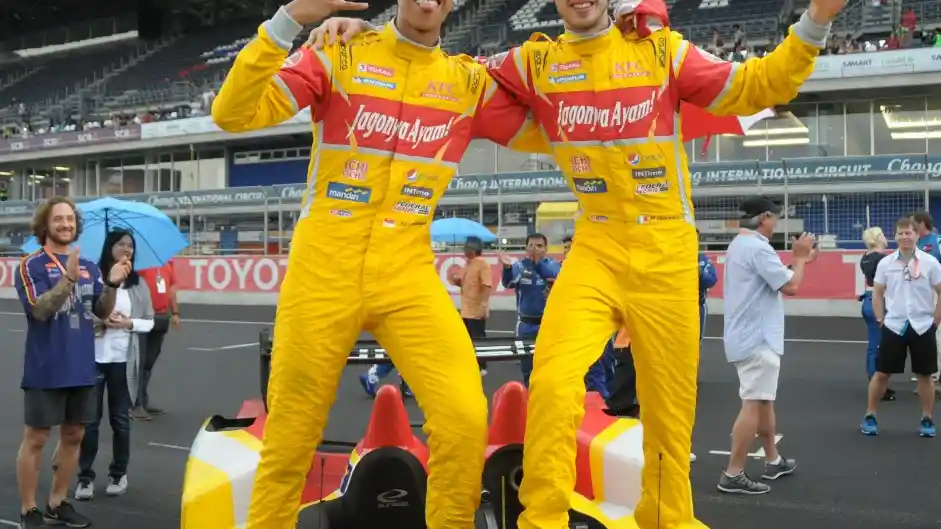 Foto - Merah Putih Berkibar di Thailand, Sean Gelael Menangi Asian Le Mans