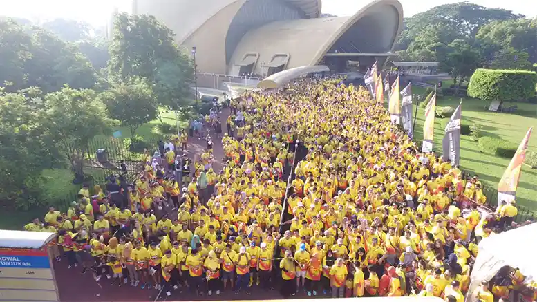 Truk - Fuso : Kuningkan Taman Mini Sambut Sejuta Unit Si Kepala Kuning