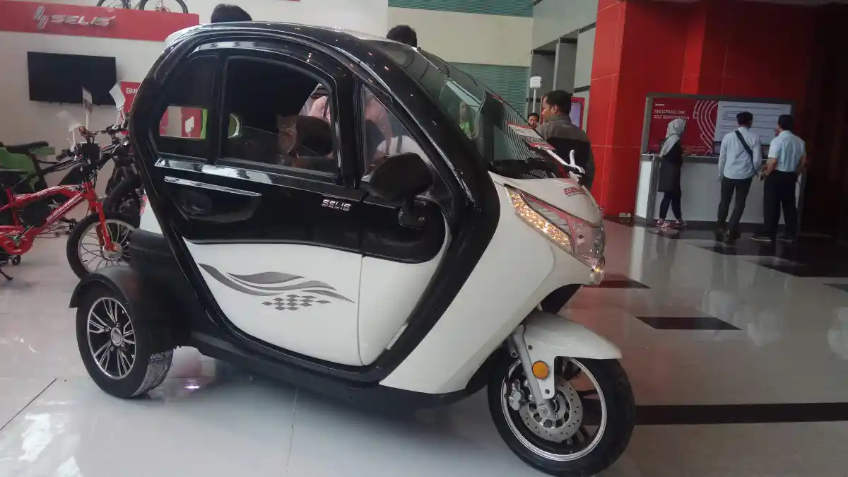 Berita - "Mobil" Roda Tiga Merek Selis ini Mulai Dijual, Mesin Listrik