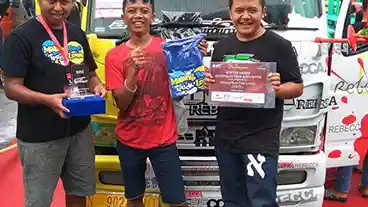 Foto - Rebecca Sexy Sabet Juara Superbest Seni Stiker KAMT