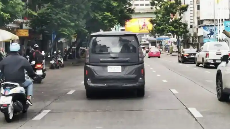 Foto - SPY SHOT: Nissan Serena Generasi Terbaru Di Jalan Thailand