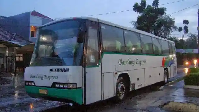 Foto - Kisah Karoseri Adi Putro (2) Karoseri Pertama yang Kenalkan Bus Neoplan dengan Suspensi Udara