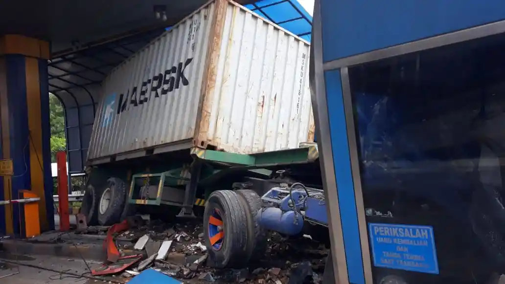 Foto - Lagi-lagi Rem Blong, Truk Kontainer Hamtam Gardu Tol Halim 2