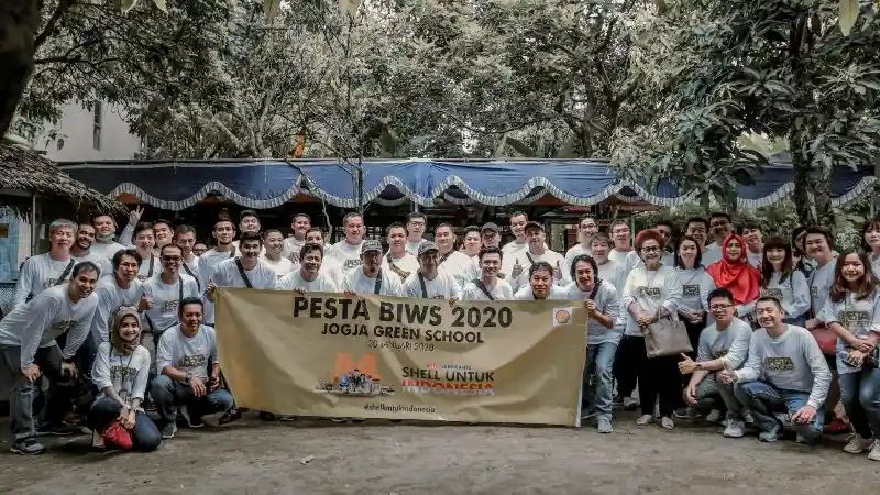 Foto - Shell Ajak para Bengkel Bagi-bagi Buku